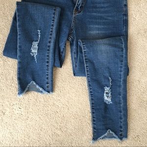 NWOT Boutique frayed hem jeans